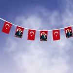 İpe Dizili Atatürk ve Türk Bayrağı